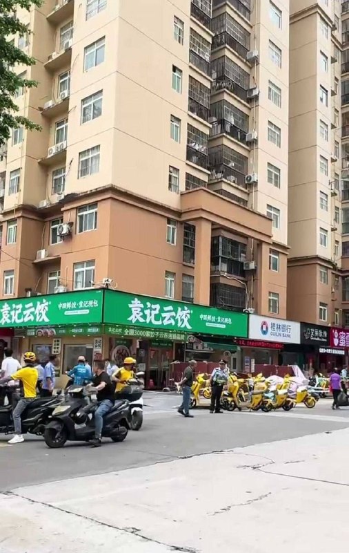 【广西南宁袁记云饺女子裸体跳楼身亡！】南宁袁记云饺楼上，一女子疑因捉奸在床或赌球巨亏，裸体坠楼身亡！现场多人围观，场面极度混乱