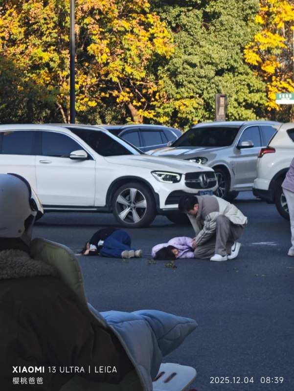 #杭州 #滨江 发生一起 #坠桥 #事件 #跳桥 12月4日，杭州滨江区滨文路江虹路口附近发生一起事件