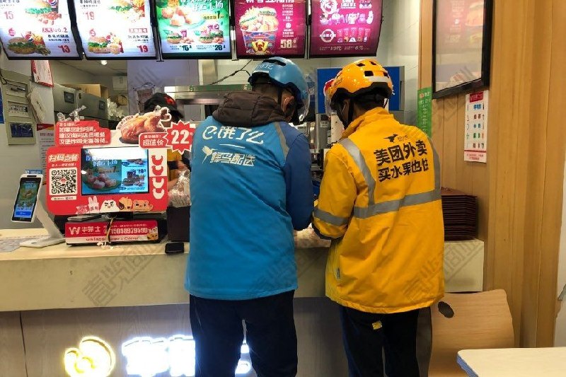 为什么中国对食品外卖公司罚款35亿？因为平台拿到250多元的蛋糕订单后直接转卖，层层扒皮，最后到商家手里只有70多元，不足1/3