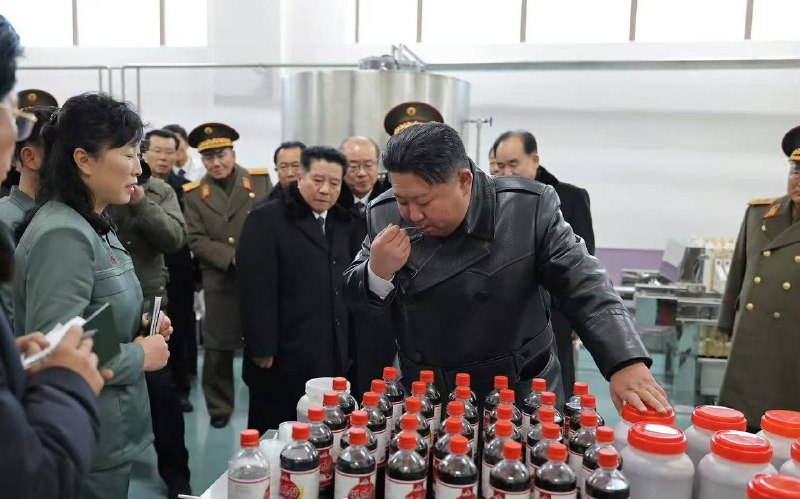 朝中社平壤12月25日电最高司令官金正恩与女儿出席定平郡食品厂竣工仪式，十分重视和高度关注 食品安全 车间现场试吃后得到亲自充分检验并要求工作人员对产品细节进行改进 #金正恩 #朝鲜感谢家人们投稿！朝中社平壤12月25日电最高司令官金正恩与女儿出席定平郡食品厂竣工仪式，十分重视和高度关注 食品安全 车间现场试吃后得到亲自充分检验并要求工作人员对产品细节进行改进 #金正恩 #朝鲜感谢家人们投稿！