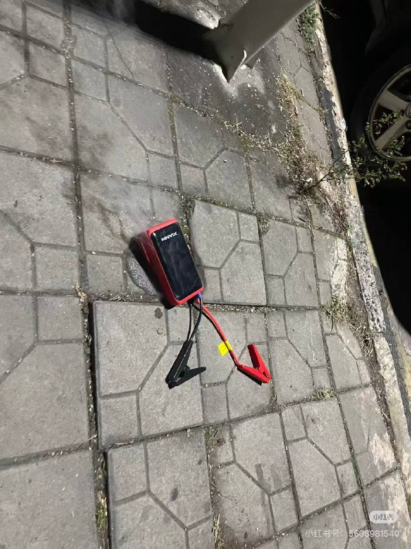 京东买的搭电宝差点炸了😱到了之后拆开包装，刚准备用，突然就开始冒白烟，一看不对赶紧踢开，然后过了大概半个多小时，看起来没什么烟才敢靠近，太吓人了感觉是个三无产品，无3C，无证书，合格证就是那种很粗糙的打京东客服问怎么办，结果得到的回答是竟然是太晚了，现在没有办法立即回答