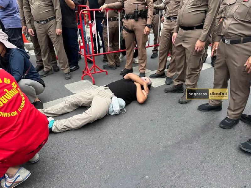 清迈中国总领事馆前警民冲突 两人受伤7月6日上午，泰国清迈中国总领事馆前发生示威冲突
