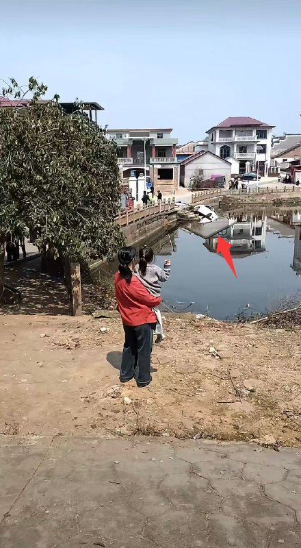 2026年3月15日10时40分许，吉安县浬田镇田村发生一起车辆坠水事件