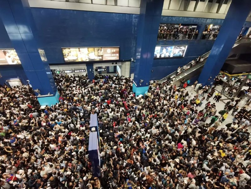 今日（27日）下午4时许，香港 东铁线一列列车由九龙塘站驶往大围站途中，车尾驾驶室紧急出口斜道被人打开