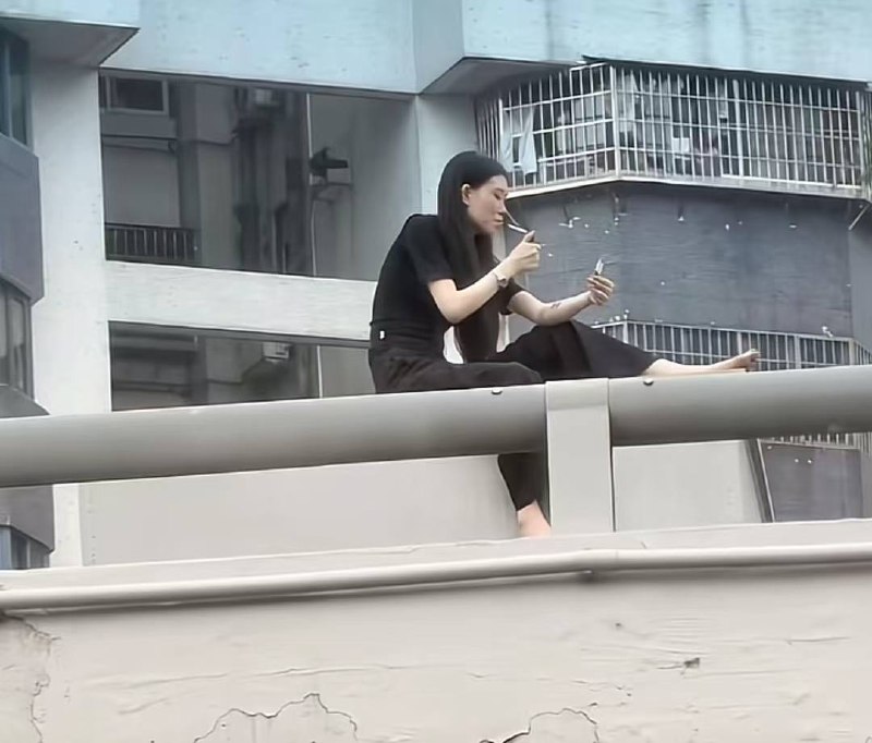 6月29，早高峰，广州-中山一立交，多少人为了这口烟上班迟到今天早晨，广东某地一女子攀爬到高架桥上，欲寻短见，因救助需要，一度导致桥下交通瘫痪