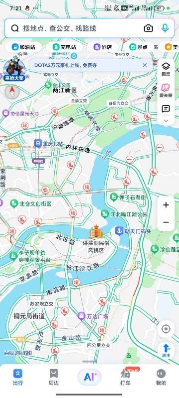 聚集在现场的抗议男生集体大喊“时代峰峻，滚出重庆”