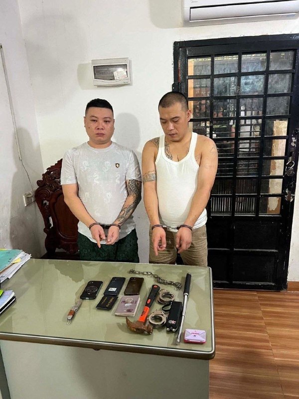 手铐、电棒、铁链！非法拘禁4名同胞，金边2名中国人被捕柬埔寨金边市警方成功侦破一起非法拘禁案件，在Por Sen Chey区Chom Chao 3分区一处住宅内逮捕两名中国籍嫌疑人，并成功解救4名中国籍受害者