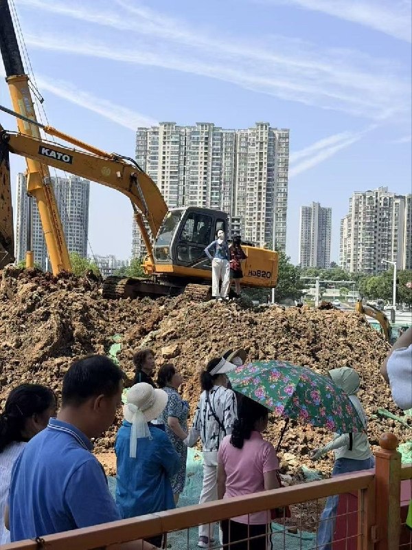 近日，武汉武昌核心区爆发群体抗议：2亿危废实验室建在居民楼旁湖北武汉武昌区公正路周边爆发大批居民集体维权行动