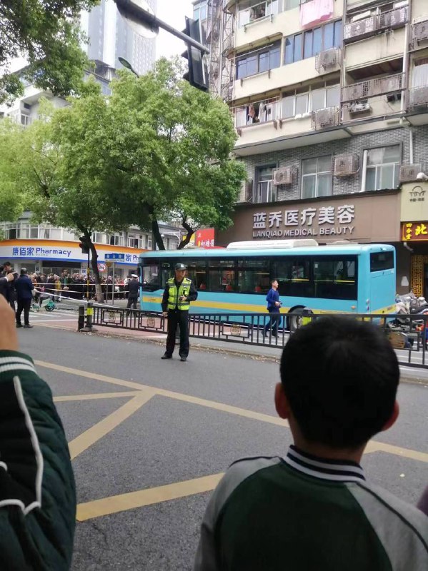 南昌叠山路公交车突发事故，据围观人群透露，公交车一路失控，撞死七人后一头撞到大树迫停