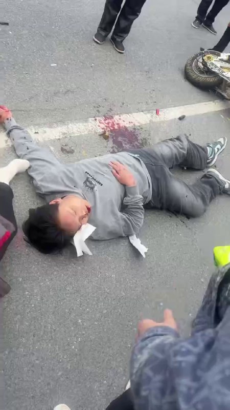 现在小伙骑车不要命啊感谢家人们投稿！现在小伙骑车不要命啊感谢家人们投稿！