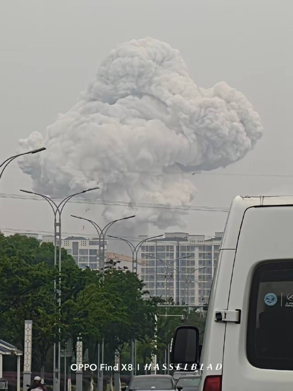 苏州甪直镇有化工厂发生爆炸 附近一商户称上午就在冒烟，有房屋的玻璃被震碎6月3日，一段“厂房上空升起白色蘑菇云”的视频在网上传播，经潇湘晨报·晨视频记者多方核实，事发地位于苏州吴中区甪直镇，有现场目击者告诉记者，听到爆炸声后升起白色蘑菇云，自己的耳朵被震至耳鸣，所处公司的老旧天花板被震落