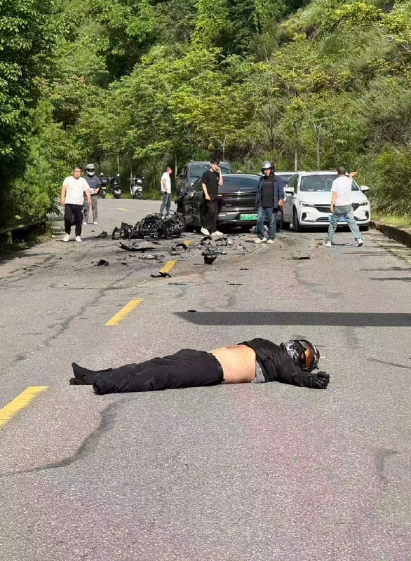 玩摩托车的尽头都是事故吗？#摩托 #车祸 躺平了感谢家人们投稿！玩摩托车的尽头都是事故吗？#摩托 #车祸 躺平了感谢家人们投稿！