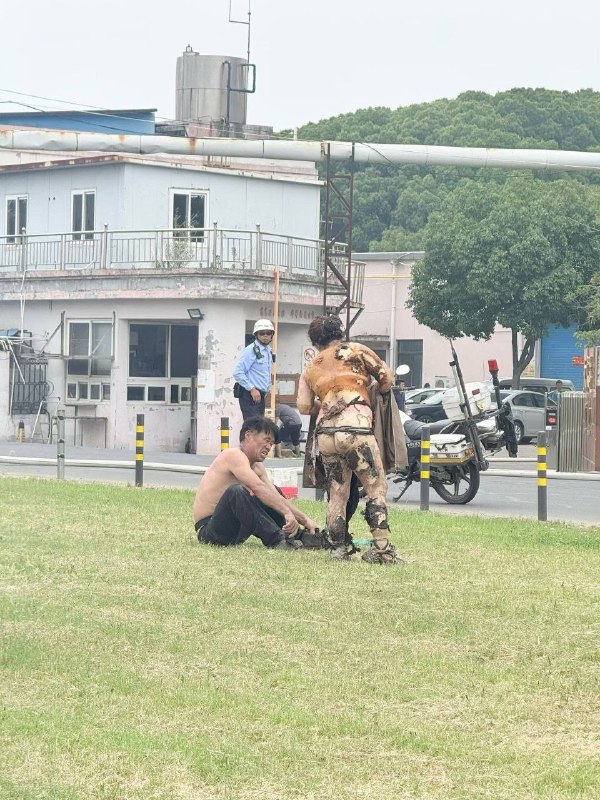 苏州甪直镇有化工厂发生爆炸 附近一商户称上午就在冒烟，有房屋的玻璃被震碎6月3日，一段“厂房上空升起白色蘑菇云”的视频在网上传播，经潇湘晨报·晨视频记者多方核实，事发地位于苏州吴中区甪直镇，有现场目击者告诉记者，听到爆炸声后升起白色蘑菇云，自己的耳朵被震至耳鸣，所处公司的老旧天花板被震落