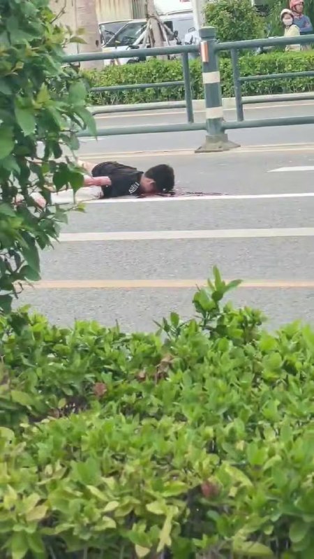今早8点多，海南 三亚 鹿城大道 #鬼火少年 飙车失败，有一个已经盖上了感谢家人们投稿！今早8点多，海南 三亚 鹿城大道 #鬼火少年 飙车失败，有一个已经盖上了感谢家人们投稿！