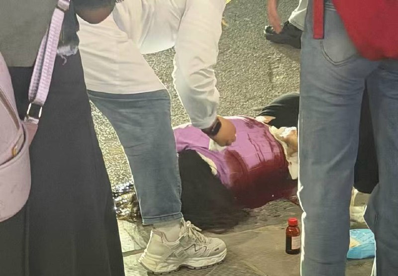 5月6号情杀案：山东，济宁学院 曲阜校区西门一女生被捅死网传是因为感情纠纷，被男生连捅7刀，伤及位置（后腰，后背，脖子大动脉）