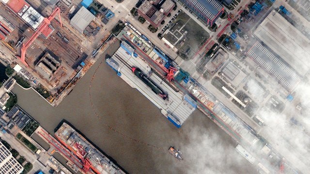 南华早报：卫星图像显示，一艘此前未知的中国核潜艇被发现，其特点是超低轮廓的潜望镜，这种设计旨在提高水下隐蔽性