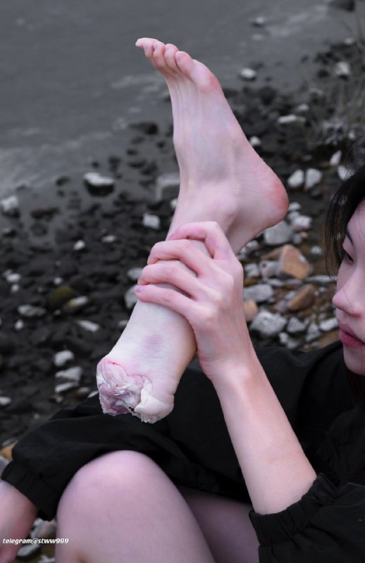 #猎奇小屋 #实体娃娃 #足控 #奇怪的性癖    谁把烧烤食材，洗干净落在河边了#猎奇小屋 #实体娃娃 #足控 #奇怪的性癖    谁把烧烤食材，洗干净落在河边了