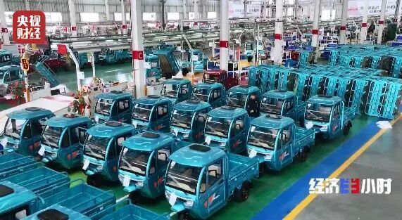 中国电动三轮车海外爆单：欧美售价达 3000-6000 美元中国海关数据显示，2025 年电动两轮车全年出口超 2670 万辆、出口额 68.29 亿美元，其中被称作“三蹦子”的电动三轮车在海外表现尤为抢眼