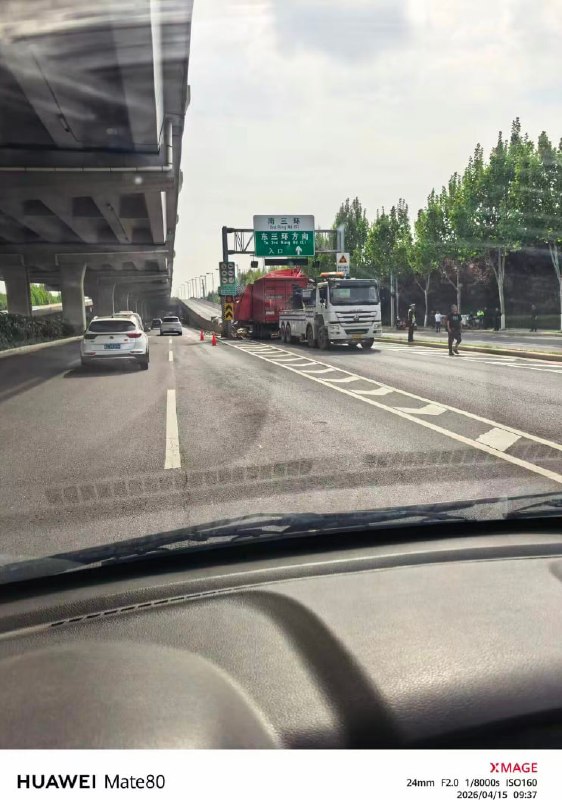 你的快递可能到不了了……4月15日，河南郑州南三环，一辆大货车硬刚限高杆，结果限高杆赢了