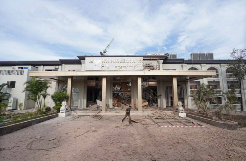 泰军F-16今晨空袭柬埔寨赌场大楼今天清晨，泰国空军出动F-16战机，对柬埔寨菩萨省一栋赌场大楼实施了轰炸