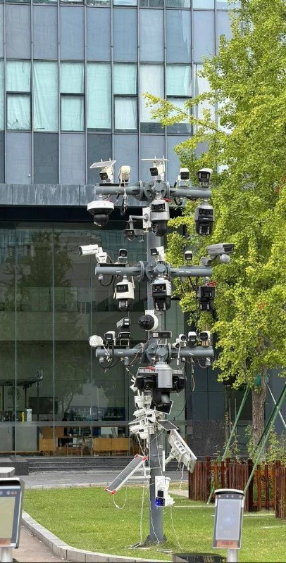 8月10日，网友分享了浙江杭州海康威视总部门口的测试架，上面密密麻麻挂满了各类用于监视的摄像头