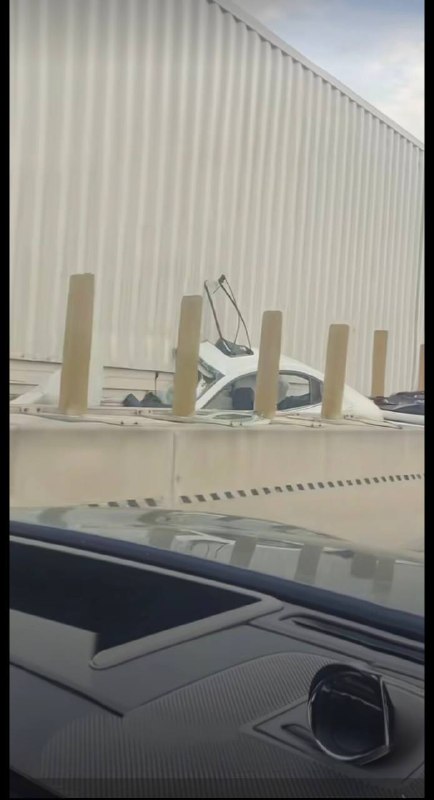 初七大广高速，广州往江西方向交通事故，大货车蹭墙拖行小车百米