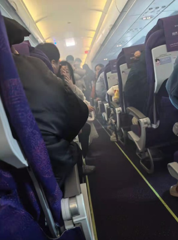 3月7日早晨，吉祥航空HO1159航班在起飞前，客舱内一名乘客携带的充电宝突发冒烟起火