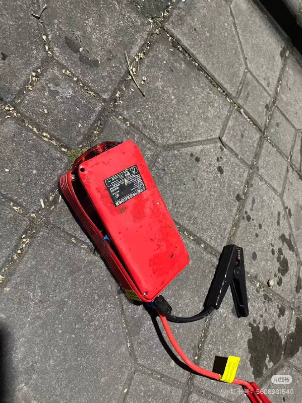 京东买的搭电宝差点炸了😱到了之后拆开包装，刚准备用，突然就开始冒白烟，一看不对赶紧踢开，然后过了大概半个多小时，看起来没什么烟才敢靠近，太吓人了感觉是个三无产品，无3C，无证书，合格证就是那种很粗糙的打京东客服问怎么办，结果得到的回答是竟然是太晚了，现在没有办法立即回答