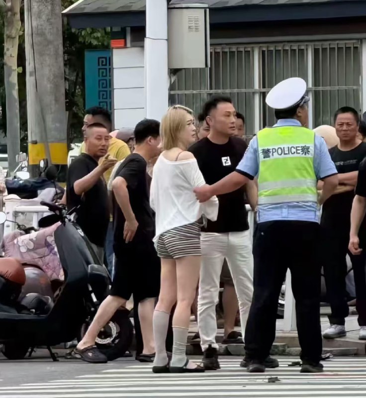 #安徽 #广德车祸6月22日，安徽广德警方通报：36岁女子杨某某驾车直接越过绿化带，猛烈撞上电动车，造成1人死亡、2人受伤（其中1人伤势较重）