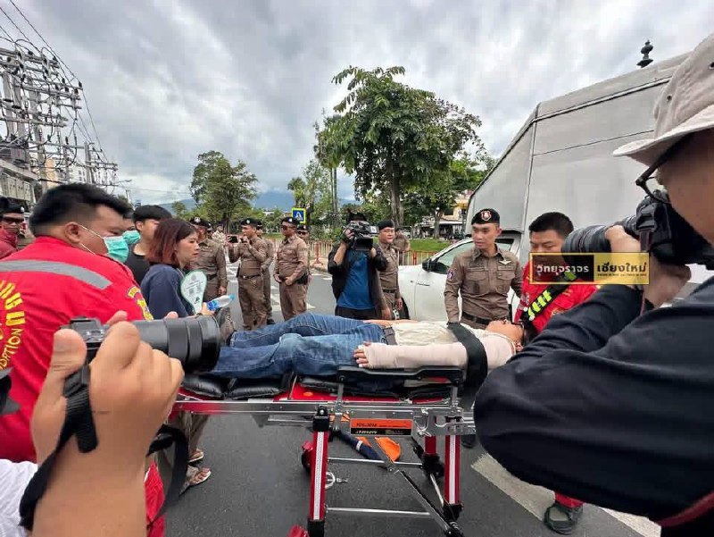 清迈中国总领事馆前警民冲突 两人受伤7月6日上午，泰国清迈中国总领事馆前发生示威冲突