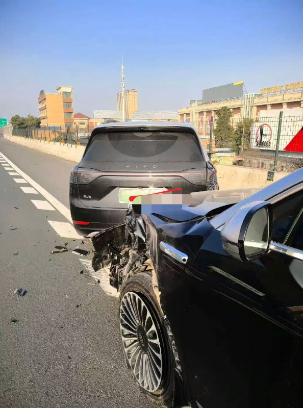 #问界M9 #智驾事故 #交通安全#网友爆料 两台问界M9智驾状态下相撞！🚨行车记录仪显示，前车因避让违规变道的白车突然并线，后车智驾系统未能及时制动，直接撞上