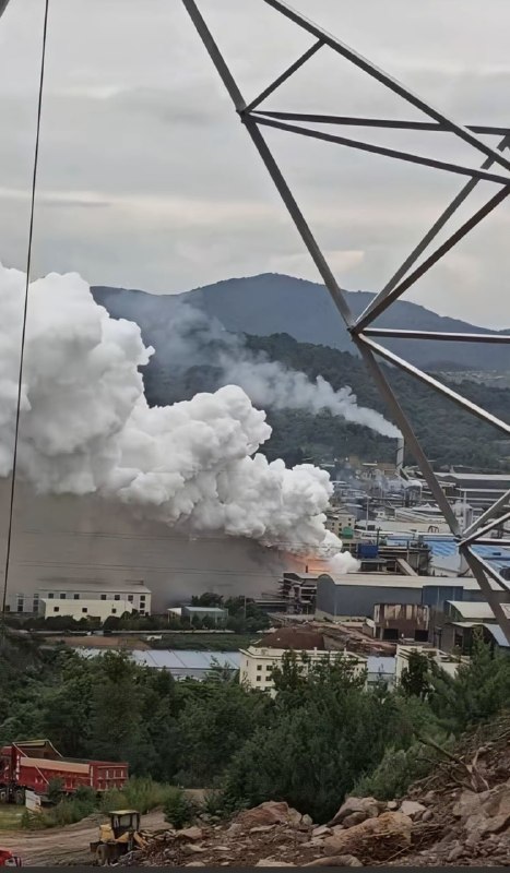 云南昆明一化工厂黄磷泄漏引发关注，官方通报：已疏散1257人8月4日，云南昆明晋宁区一化工企业在装卸黄磷过程中发生火情，现场一度出现大范围白色烟雾