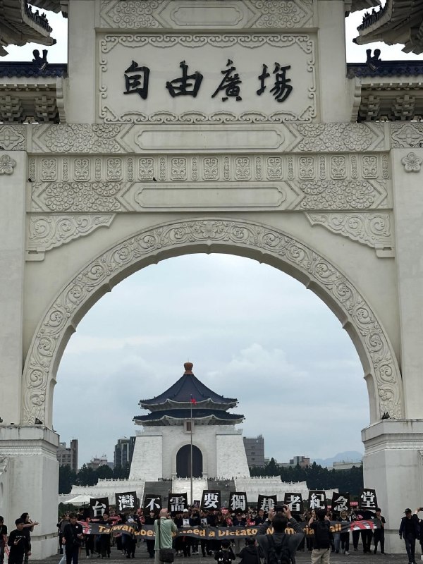 台湾人要求拆除蒋介石纪念堂