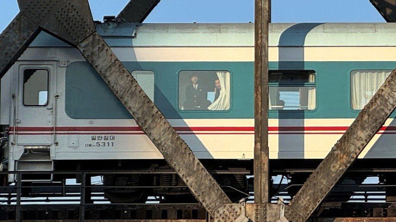 平壤始发朝中客运列车抵达北京站从朝鲜平壤始发的朝中双向国际旅客列车13日上午抵达北京