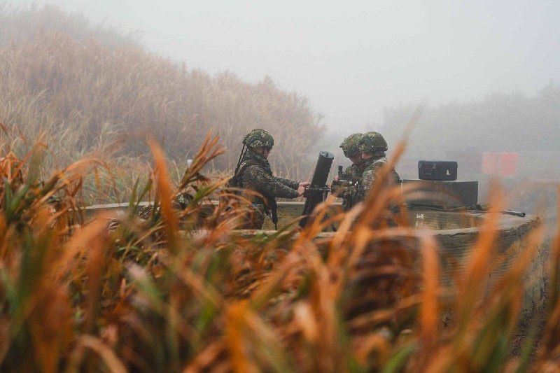 台湾 陆军东引地区指挥部昨日实施「忠义操演」实弹射击训练，官兵运用各种建制武器对海面目标射击，展现守护北疆决心
