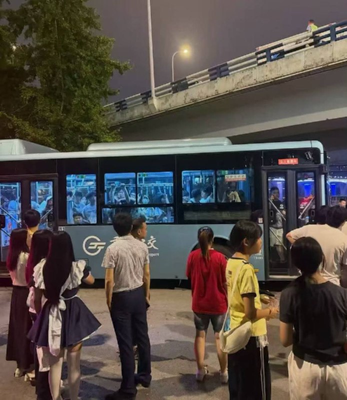 #补充一名女孩被警方带走，遭遇另外几名女孩上前阻拦，现场一度爆发尖叫