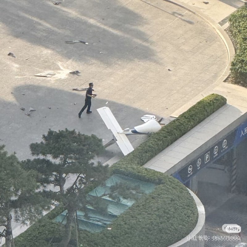 补充！该三张图片据网络消息为一架小型飞机撞上中国尊感谢家人们投稿！补充！该三张图片据网络消息为一架小型飞机撞上中国尊感谢家人们投稿！