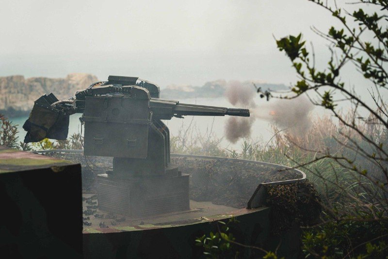 台湾 陆军东引地区指挥部昨日实施「忠义操演」实弹射击训练，官兵运用各种建制武器对海面目标射击，展现守护北疆决心