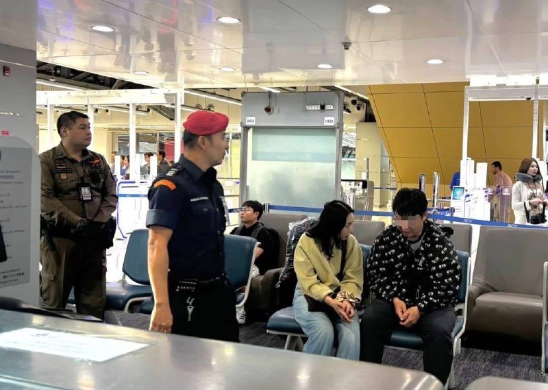 5月13日（周三）下午，一名30岁的中国男子在素万那普机场排队等候出境时，他因护照扫描失败发烂炸，踢碎了自助通关系统的玻璃门，强行闯入，然后转身在国际航站楼中央辱骂工作人员