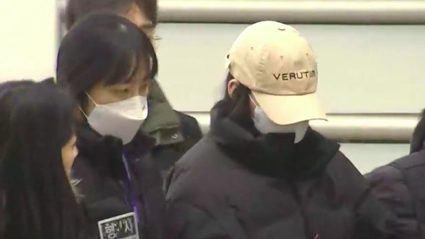 韩国22岁女汽车旅馆连环下药害人，3男中招2死1昏迷韩国江北区日前发生一宗震惊社会的案件，一名22岁金姓女子在汽车旅馆与男性聚会时，涉提供含有苯二氮平类药物的饮料，案发时她同时携带下药饮料和一杯普通饮料，当这名男性倒在床上后，她捡起犯案使用的空瓶