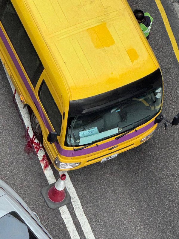 香港薄扶林道校车车祸校车前轮有🩸香港薄扶林道校车车祸校车前轮有🩸