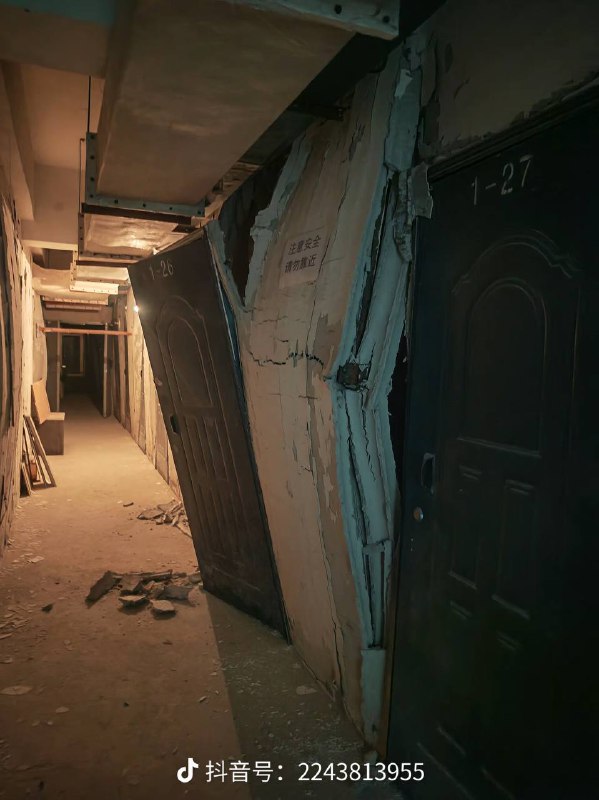 河北 石家庄某小区地下室，墙体使用轻体材料，吸潮吸水，地下室常年不通风，造成墙面鼓起变形坍塌，没人管，住户只好想各种土办法延缓变形坍塌 #豆腐渣感谢家人们投稿！🌸 投稿  👉 交流群  💬 备用群  🍒 VPN群河北 石家庄某小区地下室，墙体使用轻体材料，吸潮吸水，地下室常年不通风，造成墙面鼓起变形坍塌，没人管，住户只好想各种土办法延缓变形坍塌 #豆腐渣感谢家人们投稿！🌸 投稿  👉 交流群  💬 备用群  🍒 VPN群