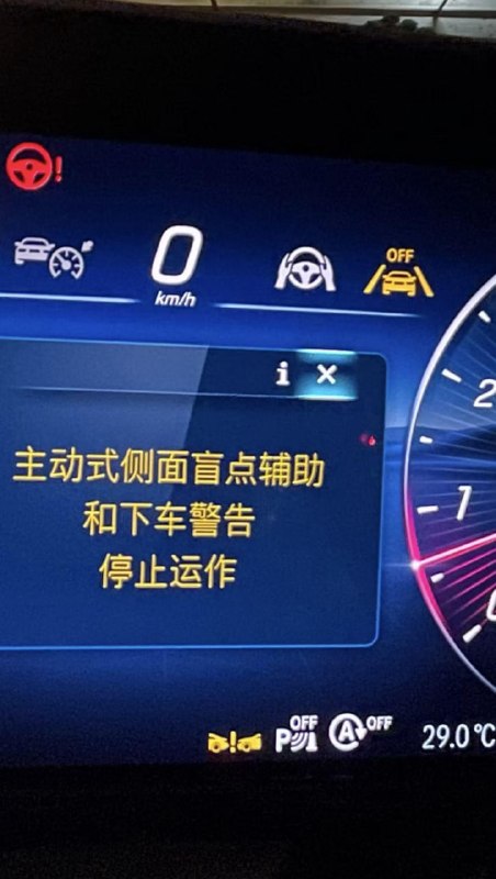 奔驰提车4小时方向盘三次锁死，厂家拒退换车杭州车主任女士近日向橙柿互动电车志反映，其2026年5月23日在杭州星杭奔驰4S店花费46万元按揭购入的全新奔驰E300L，在提车离店仅4小时的行驶途中，接连出现方向盘卡死、无法转向的故障