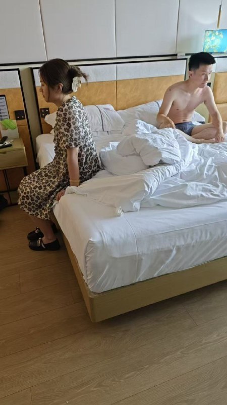 花了50万娶回的老婆，刚结婚就出轨，气炸了🤬捉奸人手不够，微信群友们帮忙撑场面！#出轨 #爆料 #捉奸花了50万娶回的老婆，刚结婚就出轨，气炸了🤬捉奸人手不够，微信群友们帮忙撑场面！#出轨 #爆料 #捉奸