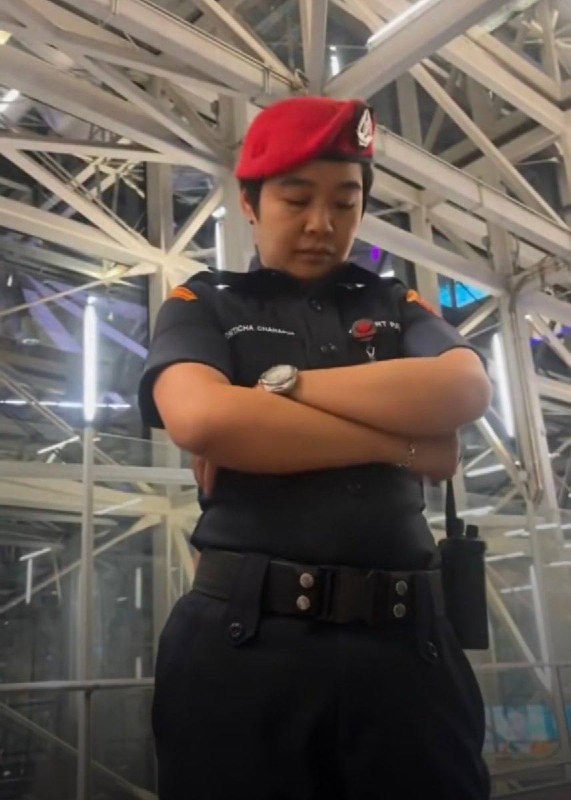 Suvarnabhumi机场就中国粉丝事件致歉，北京航班一度延误Suvarnabhumi机场就一名保安与22名中国乘客发生冲突一事公开致歉