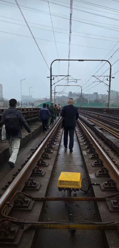 3月18日早高峰时段（约6时许），南京地铁1号线突发设备故障，导致新街口站至天隆寺站区间临时停运