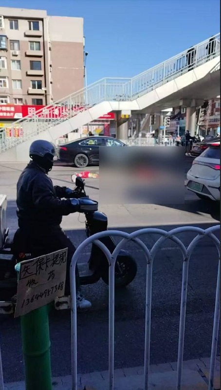 大连 刘家桥 #车祸 的🍉老太太横穿马路被 #碾压#血腥 渣土车感谢家人们投稿！大连 刘家桥 #车祸 的🍉老太太横穿马路被 #碾压#血腥 渣土车感谢家人们投稿！