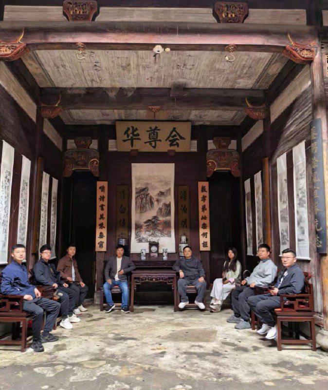 #曝光骗局 #华尊会驻马店出身，中专学历，深圳打工妹——摇身一变成了“富三代”，号称坐拥百亿资产，还搞了个“华尊会”，专门收割华为尊界S800车主