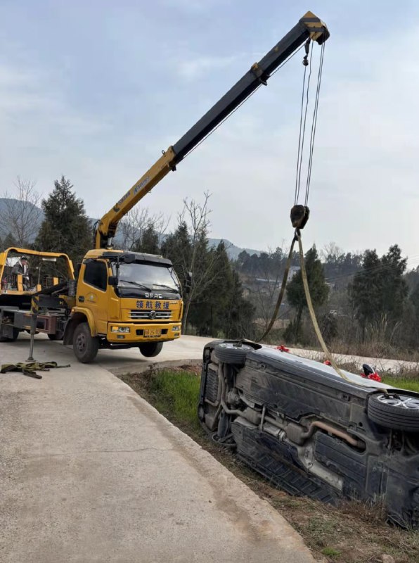 #四川广元 #苍溪县 突发：一辆婚车发生翻车事故2月14日，四川广元苍溪县发生一起交通事故，一辆婚车在行驶过程中不慎翻车