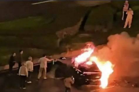 成都小米车主 #酒驾 车辆燃烧事故出鉴定结果 低压系统 断电 无法打开 车门四川西华交通司法鉴定中心近日就 2025 年 10 月成都小米 SU7 碰撞起火事故出具报告，确认驾驶员系因起火导致火烧死亡